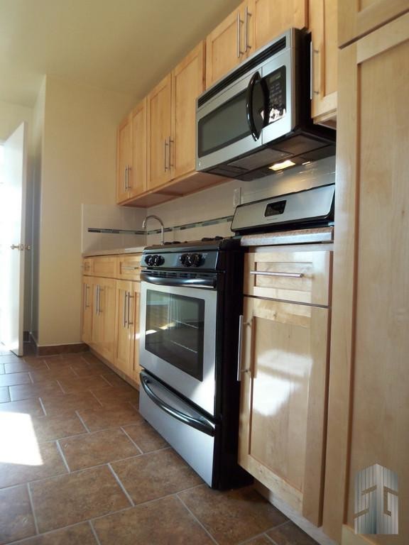 Foto del edificio - 277 E 207th St