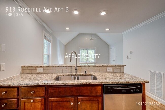 Building Photo - 913 Rosehill Ave