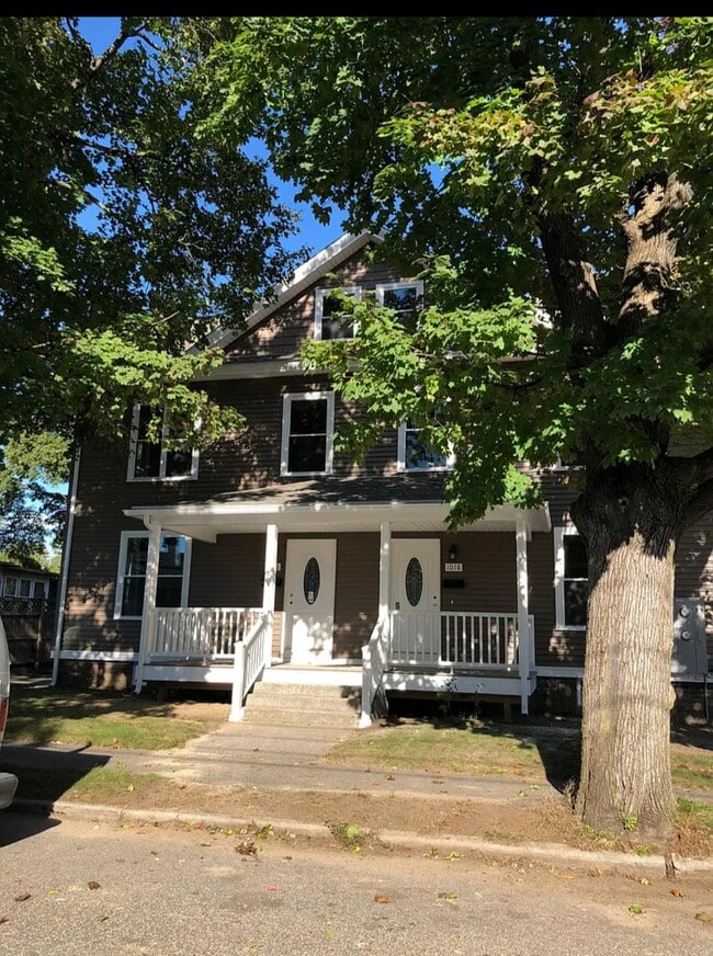 Building Photo - 1016 Pleasant St
