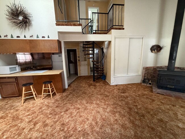 Building Photo - 3 Bed, 2 Bath Home Located In-Town and Close to Conveniences