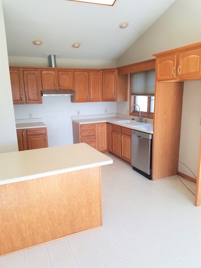 Foto del edificio - AVAILABLE FOR MID APRIL MOVE IN- RARE FIND...