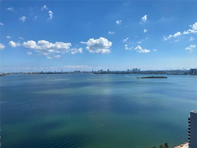 Foto del edificio - 650 NE 32nd St