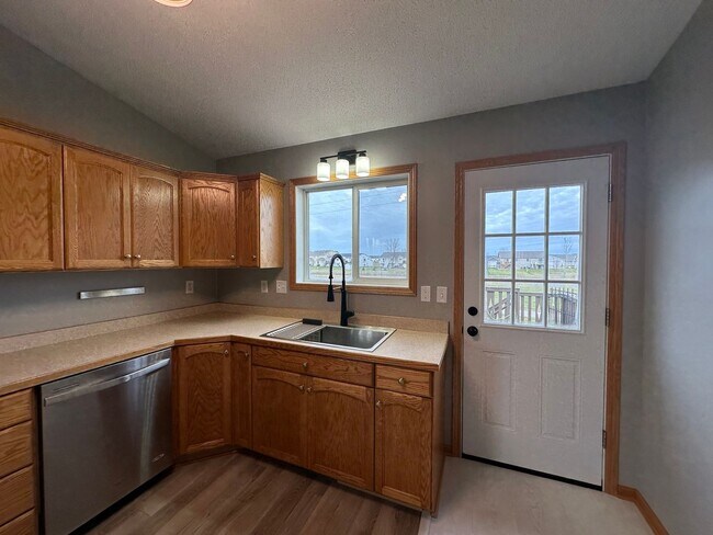Foto del edificio - 3 Bedroom, 2 Bathroom Home in West Fargo - $1895