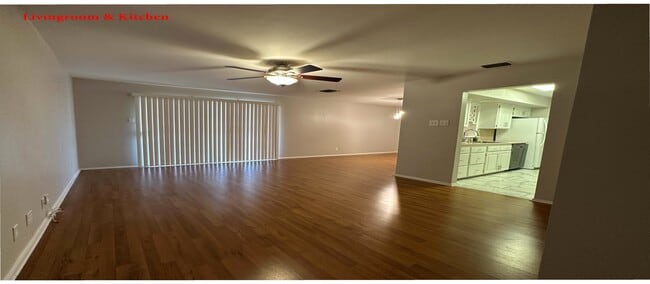 Sala de estar y cocina - 8502 Sagebrush Ln