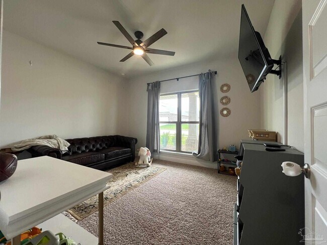 Foto del edificio - 8026 Burnside Lp