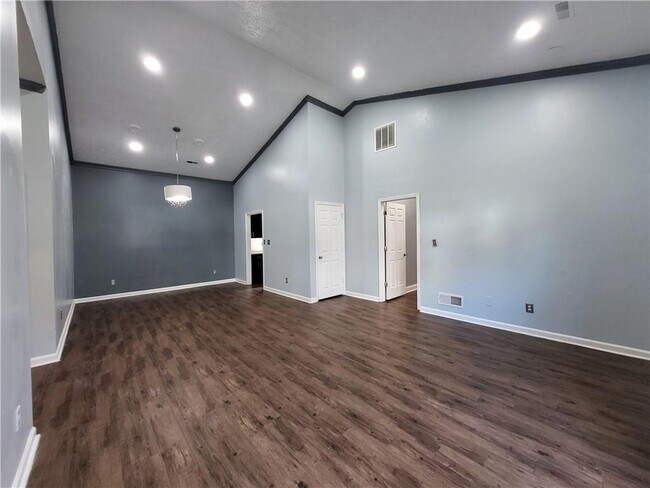 Building Photo - 2957 Hawk Ct SE