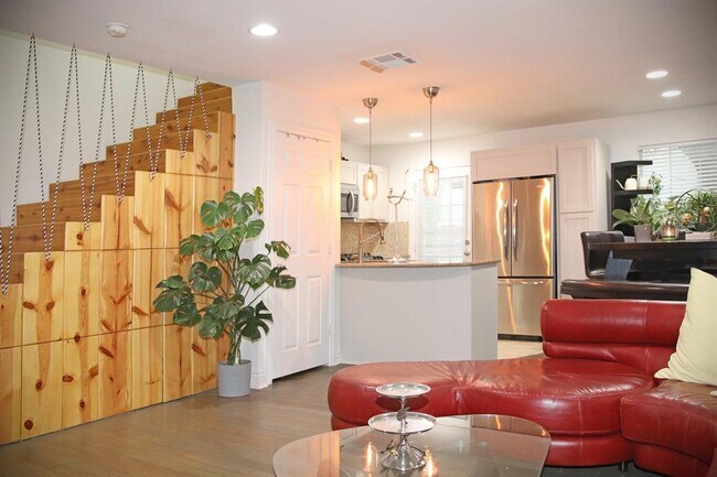 Building Photo - 4749 Bradford Dr