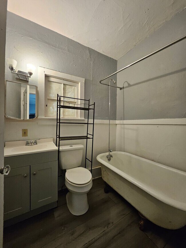 Foto del edificio - Upper 2 bedroom unit GAS INCLUDED