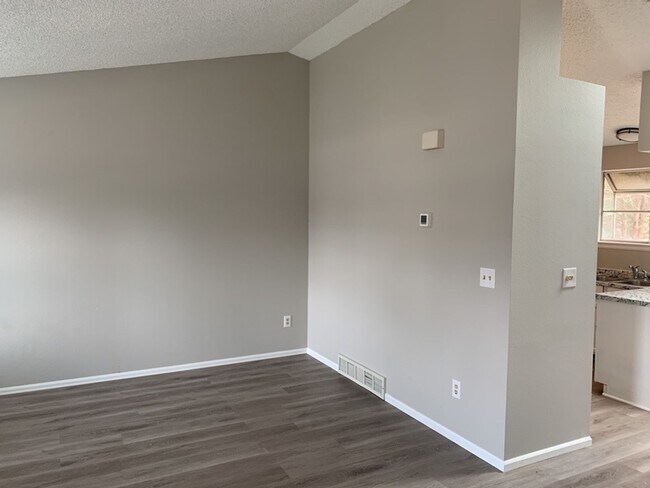 Foto del edificio - Spacious Tri-Level Home in Southwest Ft. C...