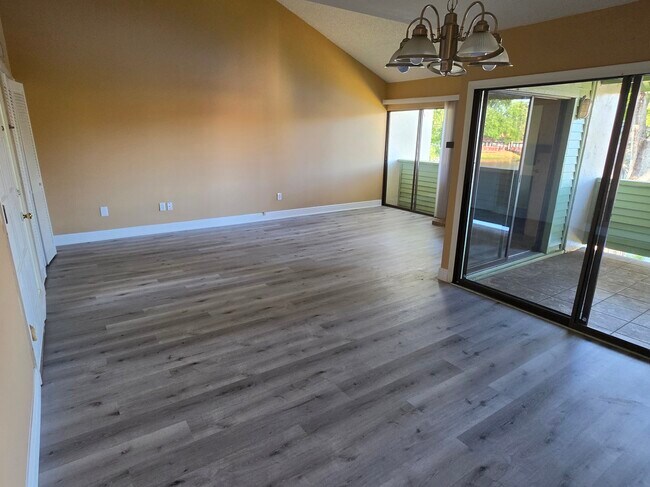 Foto del edificio - 4158 Pinelake Ln