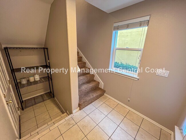 Building Photo - AVAILABLE SEPTEMBER - Spacious Townhome in...