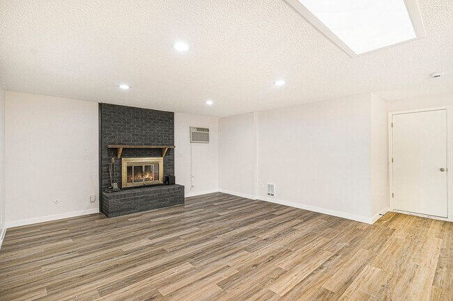 Foto del edificio - Spacious 3-Bedroom Upper Unit with Garage & Private Yard