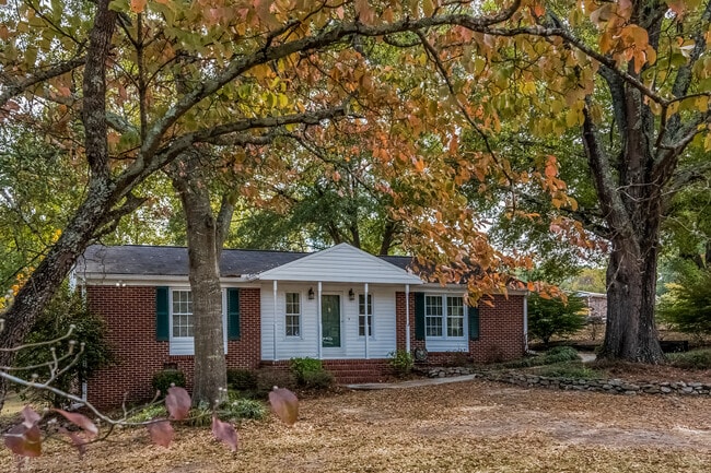 Building Photo - Beautiful 3 Bedroom Home in Sherwood Forest!