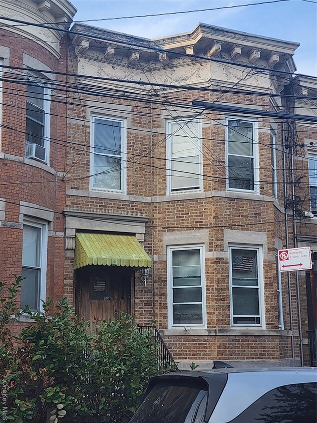 Primary Photo - 60-19 Menahan St