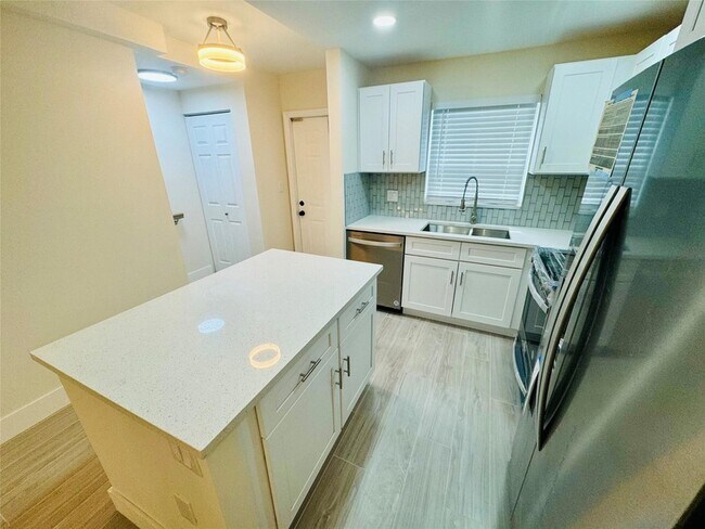 Building Photo - 805 W Oakland Park Blvd