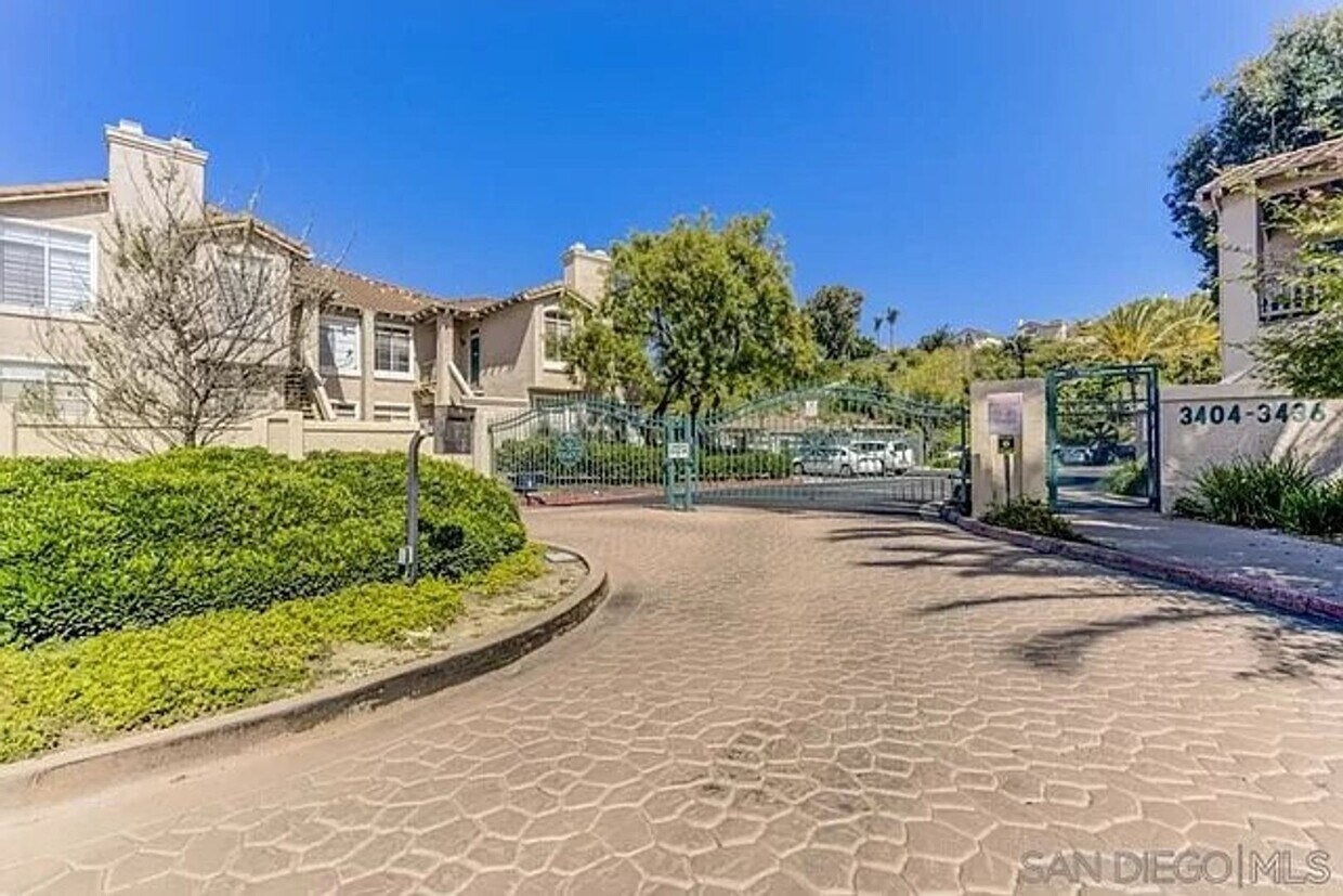 Foto principal - Beautiful 2 Bedroom/2 Bath Condo Close to ...