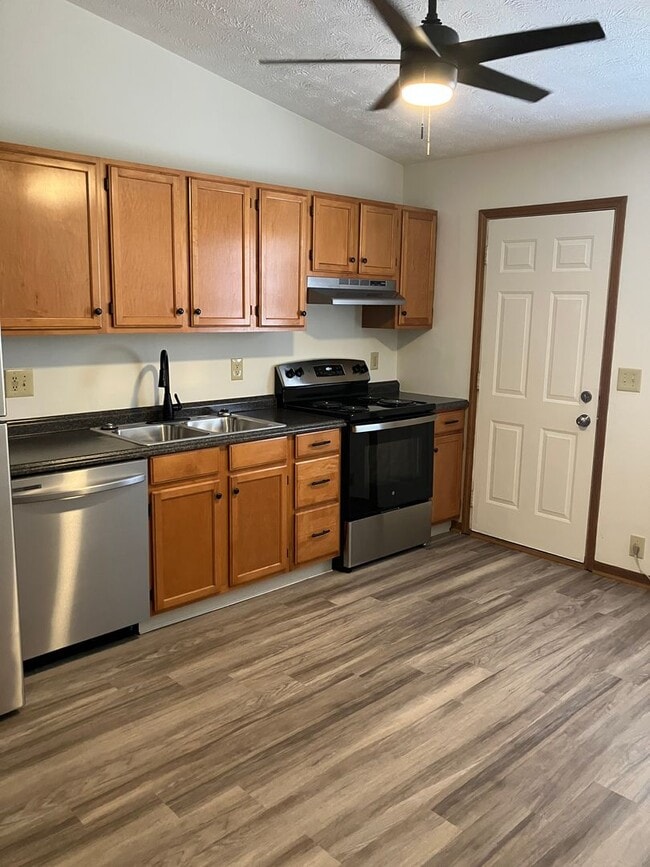 Building Photo - Ranch Style - Remodeled 2 Bedroom, 1 Bath ...