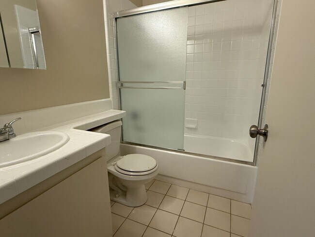 Building Photo - Beautiful 2 Bedroom 1 Bath Condo in South ...