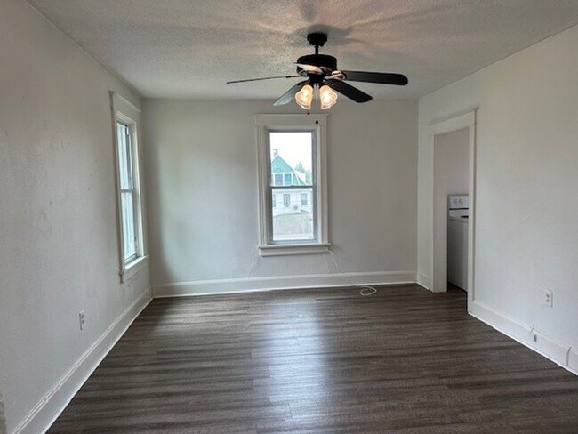 Building Photo - 2 Bedroom 1 Bathroom 2nd Floor Apartment F...