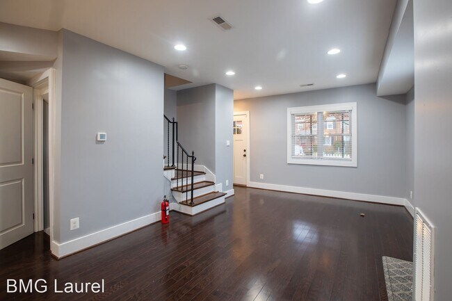 Building Photo - 2 br, 2.5 bath House - 3363 Clay St NE