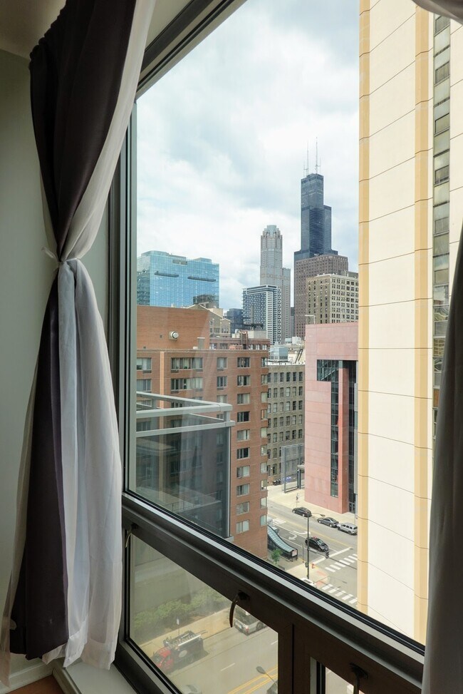 Vista desde el dormitorio - 1 E 8th St