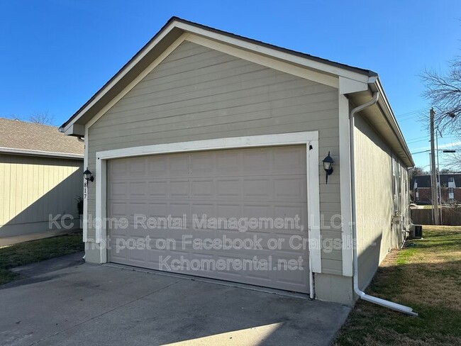 Building Photo - 817 NE Independence Ct