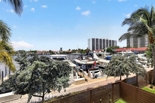 Foto del edificio - Yacht Club Way, Aventura, FL 33180 - 4 BR 4.5 BA townhouse