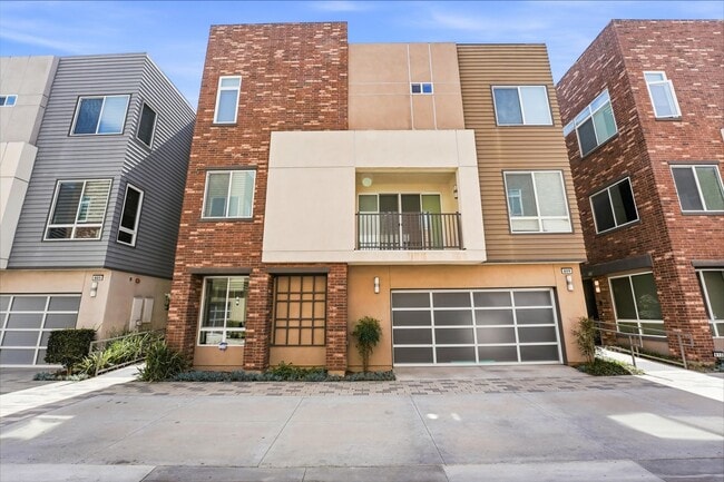 Foto del edificio - Detached Townhome - Private Roof Deck - With 360 Panoramic Views
