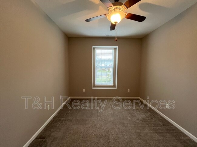Building Photo - 558 Dylan Dr