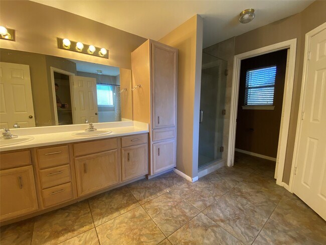 Building Photo - 1221 Shadowlake Dr