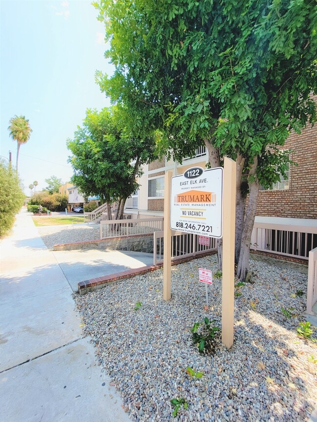 Building Photo - 1122 E Elk Ave