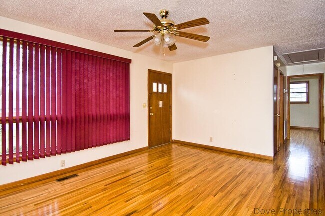 Foto del edificio - Now Showing: 2BR + house with large yard (...