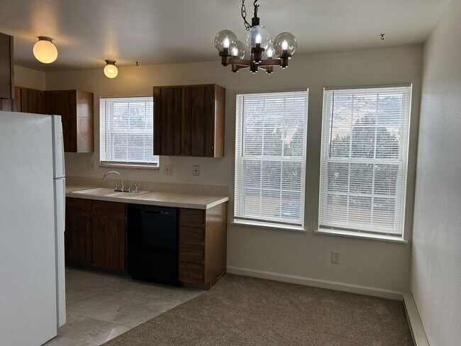Foto del edificio - Quiet and Sunlit Townhome with Attached Garage and Washer/Dryer Included