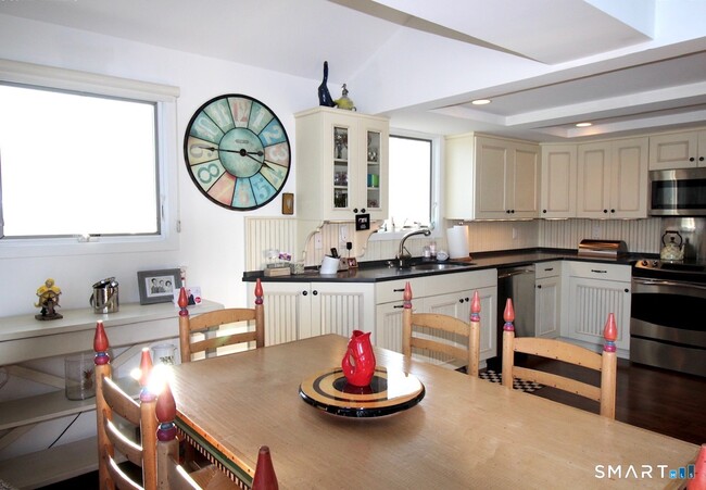 Building Photo - 147 Captains Dr