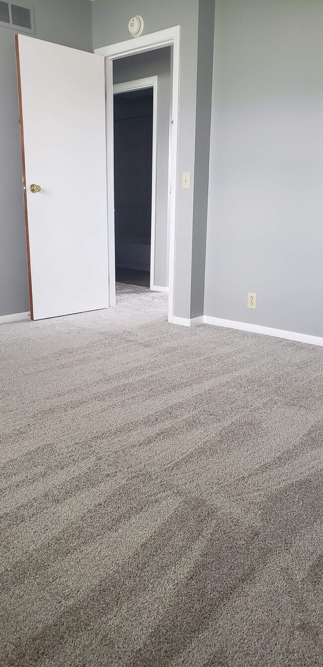 Bedroom 1 with closet - 500 S Pennsylvania St