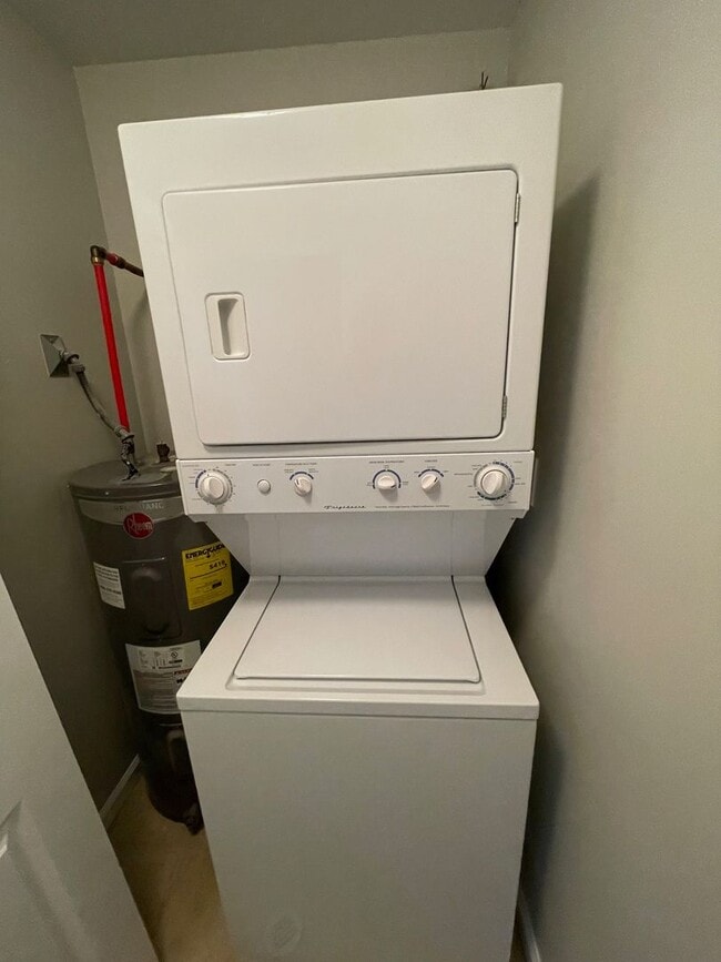 Building Photo - West Haven 1 Bed with Laundry in Unit, AC ...