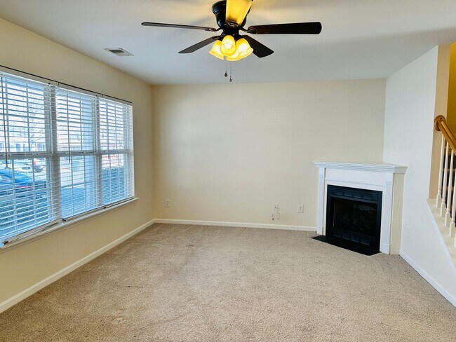 Foto del edificio - Three Bedroom Townhome Close to Everything