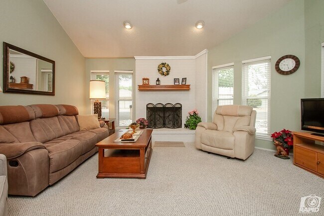 Foto del edificio - COMING SOON! Charming 1 Bed/1 Bath Duplex!!!