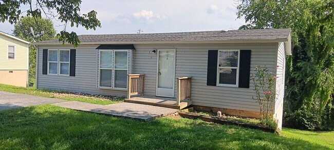 Foto del edificio - Christiansburg, 3 BR / 2 BA, Available Now