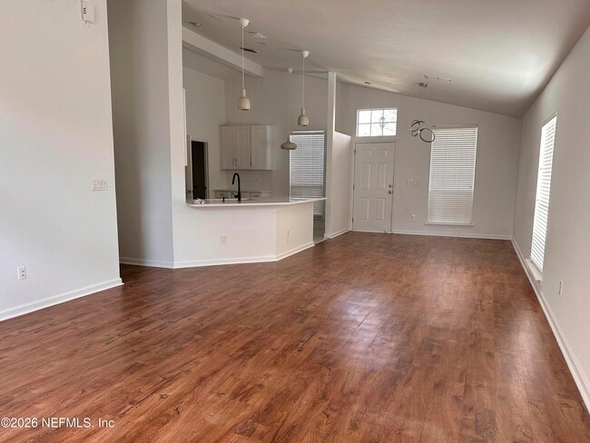 Building Photo - 760 S Lilac Loop