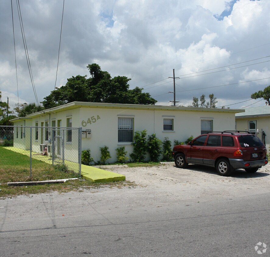 Foto principal - 645-647 NW 13th Ter