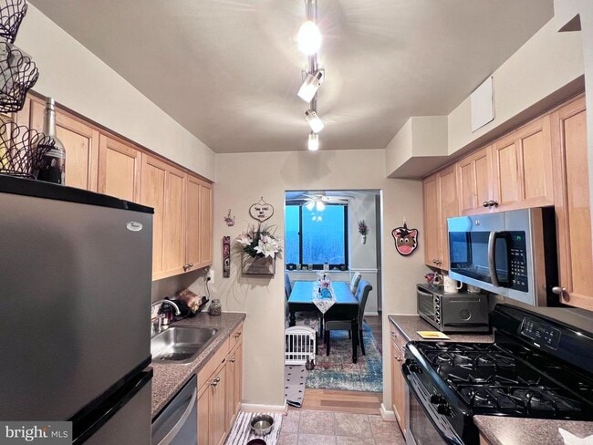 Building Photo - 600 Roosevelt Blvd