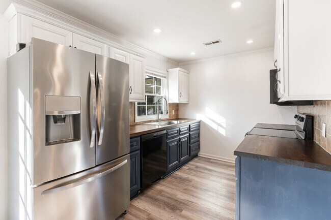 Foto del edificio - 3883 Crouch Dr