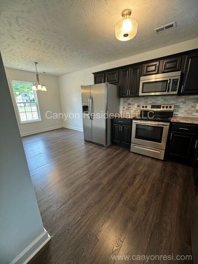 Building Photo - Charming 3-Bedroom Home with Bonus Room an...