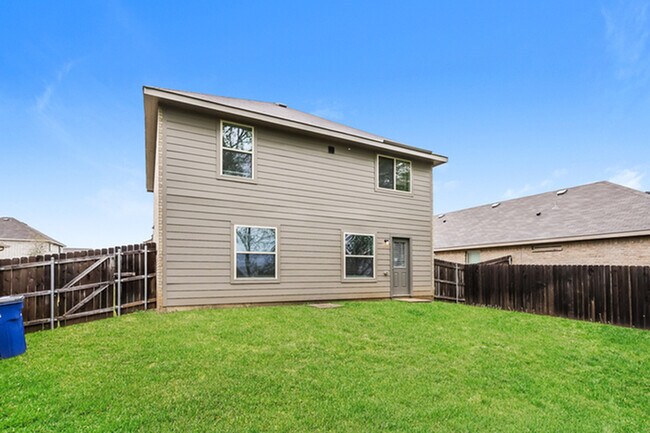 Building Photo - 3202 Robin Rd