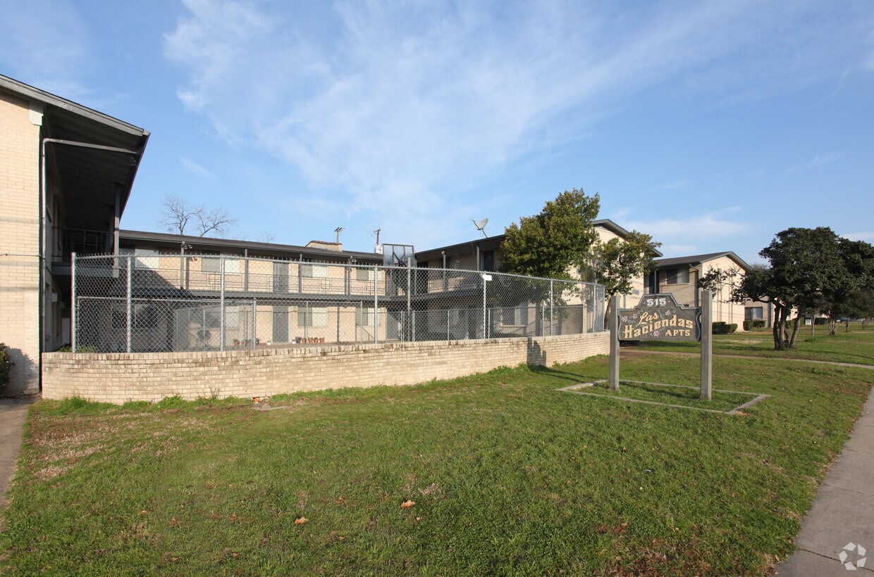 Las Haciendas Apartments Irving Tx Apartments Com