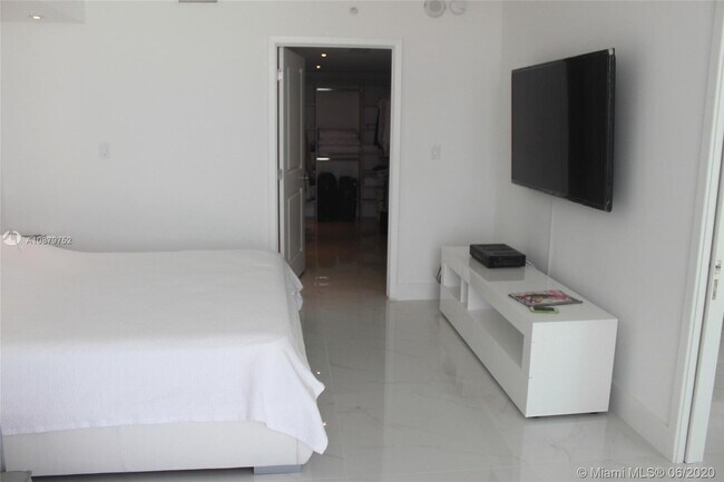 Building Photo - 400 Sunny Isles Blvd