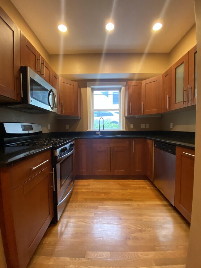 Building Photo - 1588 Beacon St