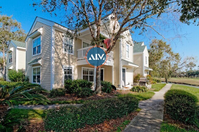 Foto del edificio - Charming First-Floor Condo with Pond Views at The Estate at Westbury