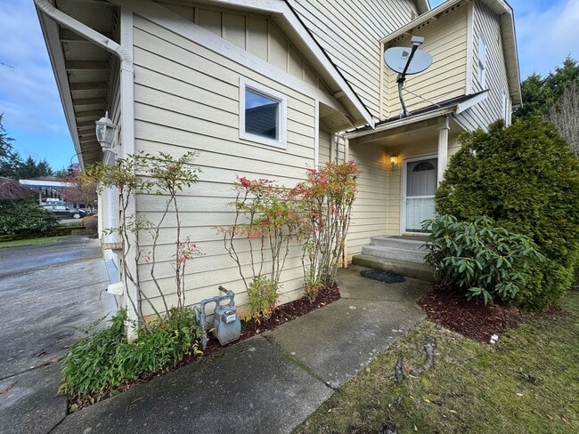 Building Photo - Modern Updated Townhome